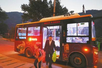 娱乐吃瓜酱坐公交车,揭秘明星幕后趣事